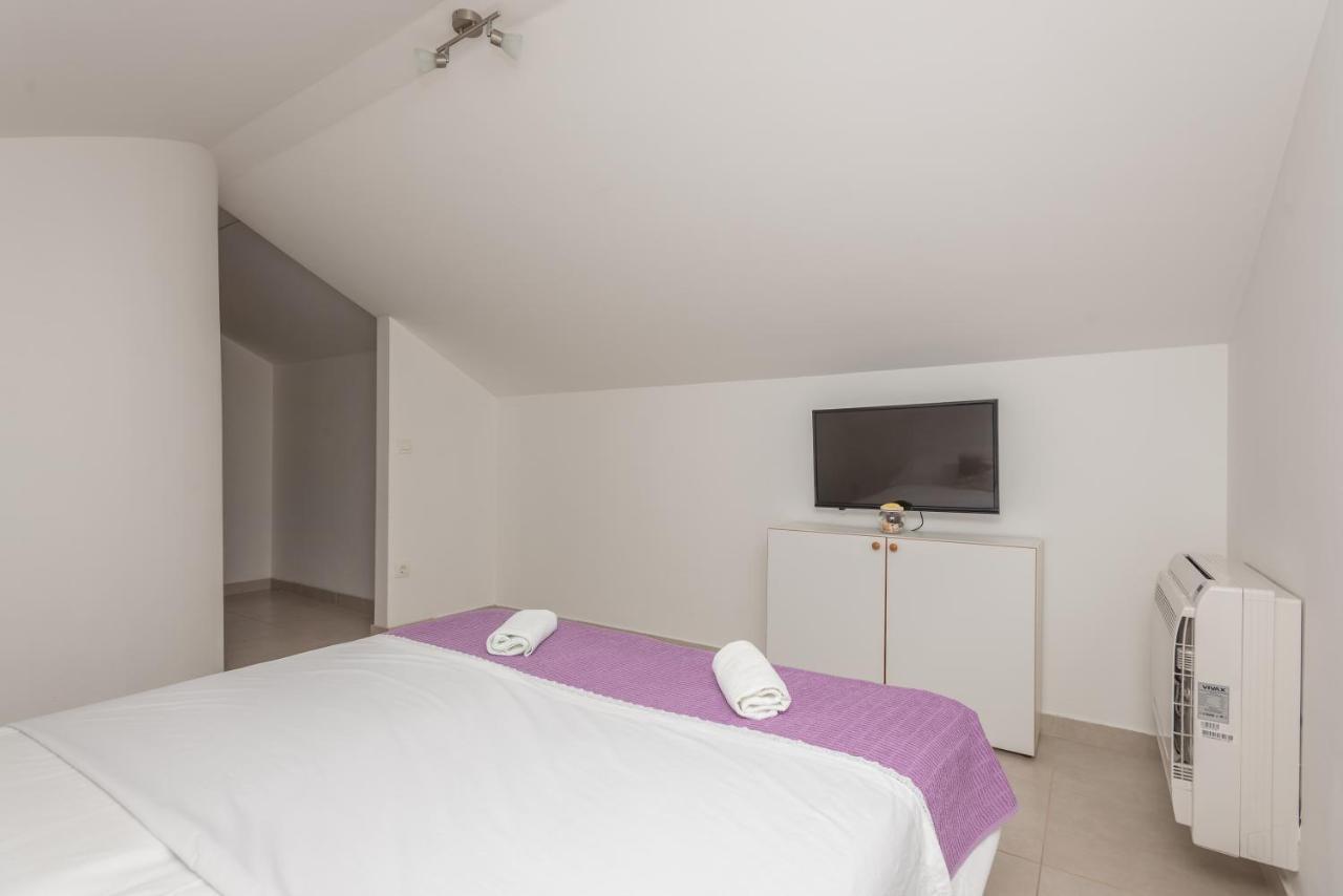 Apartments Zora Tučepi エクステリア 写真