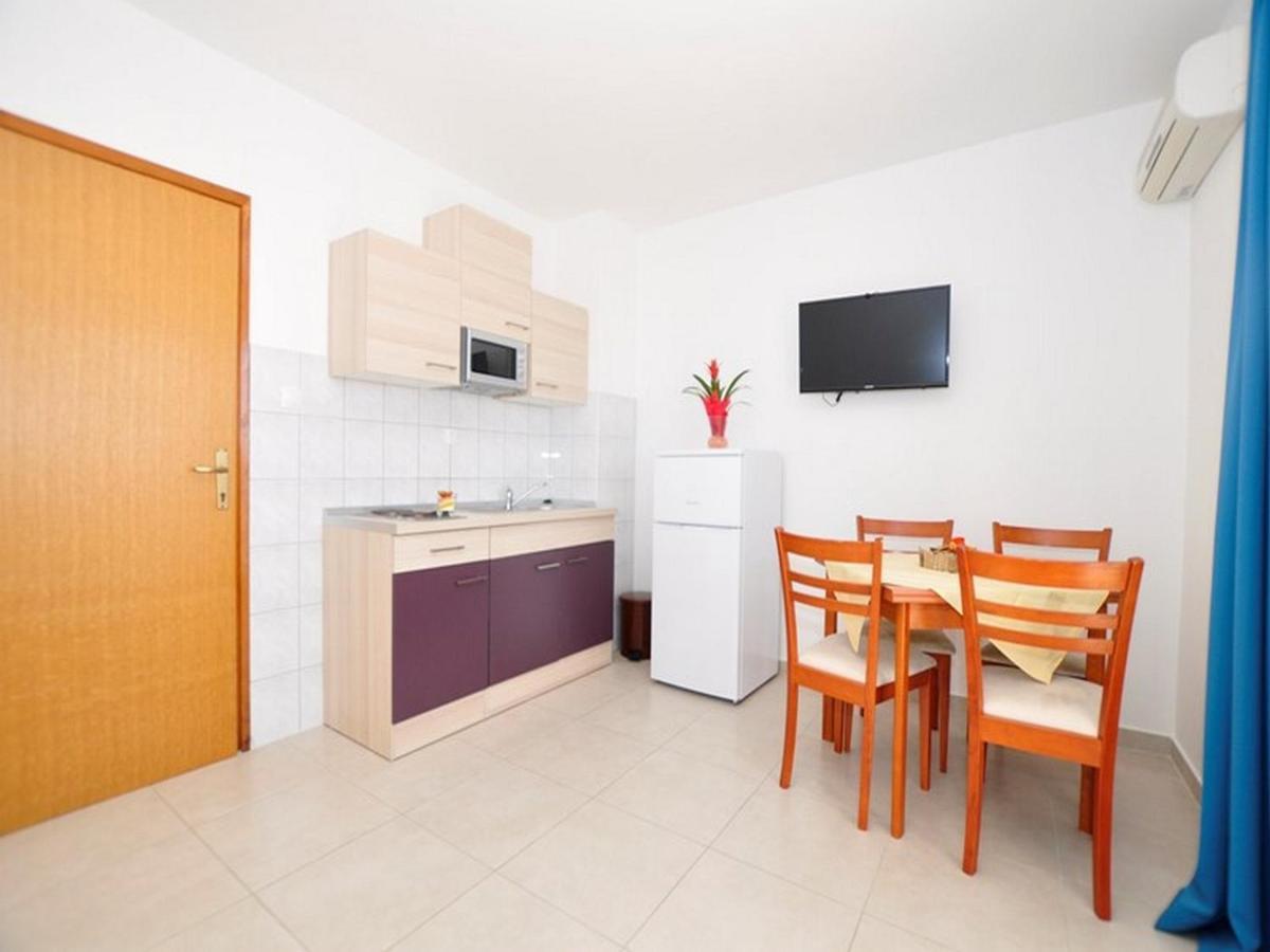 Apartments Zora Tučepi エクステリア 写真