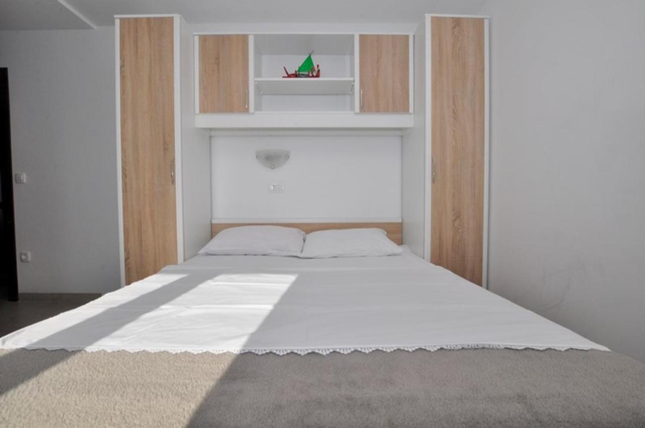 Apartments Zora Tučepi エクステリア 写真